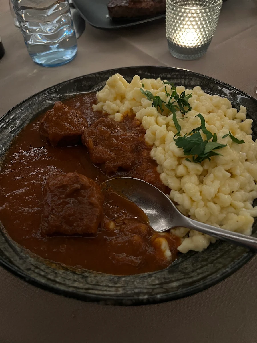 Rindsgulasch Mit Spätzle