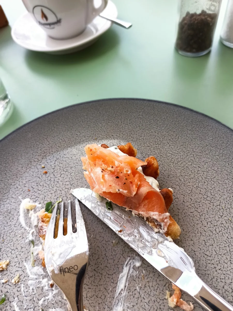 Waffel Mit Lachs Und Sauerrahm