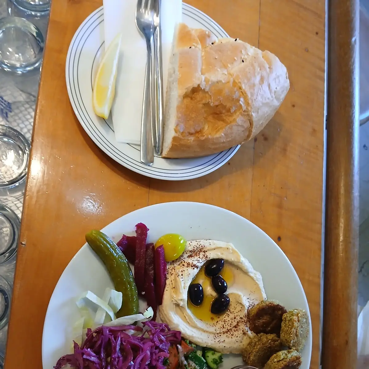 Hummus Mit Oliven & Brot