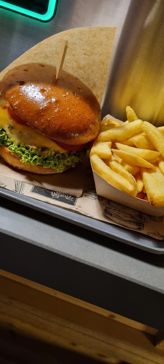 Chesseburger Mit Pommes Frites
