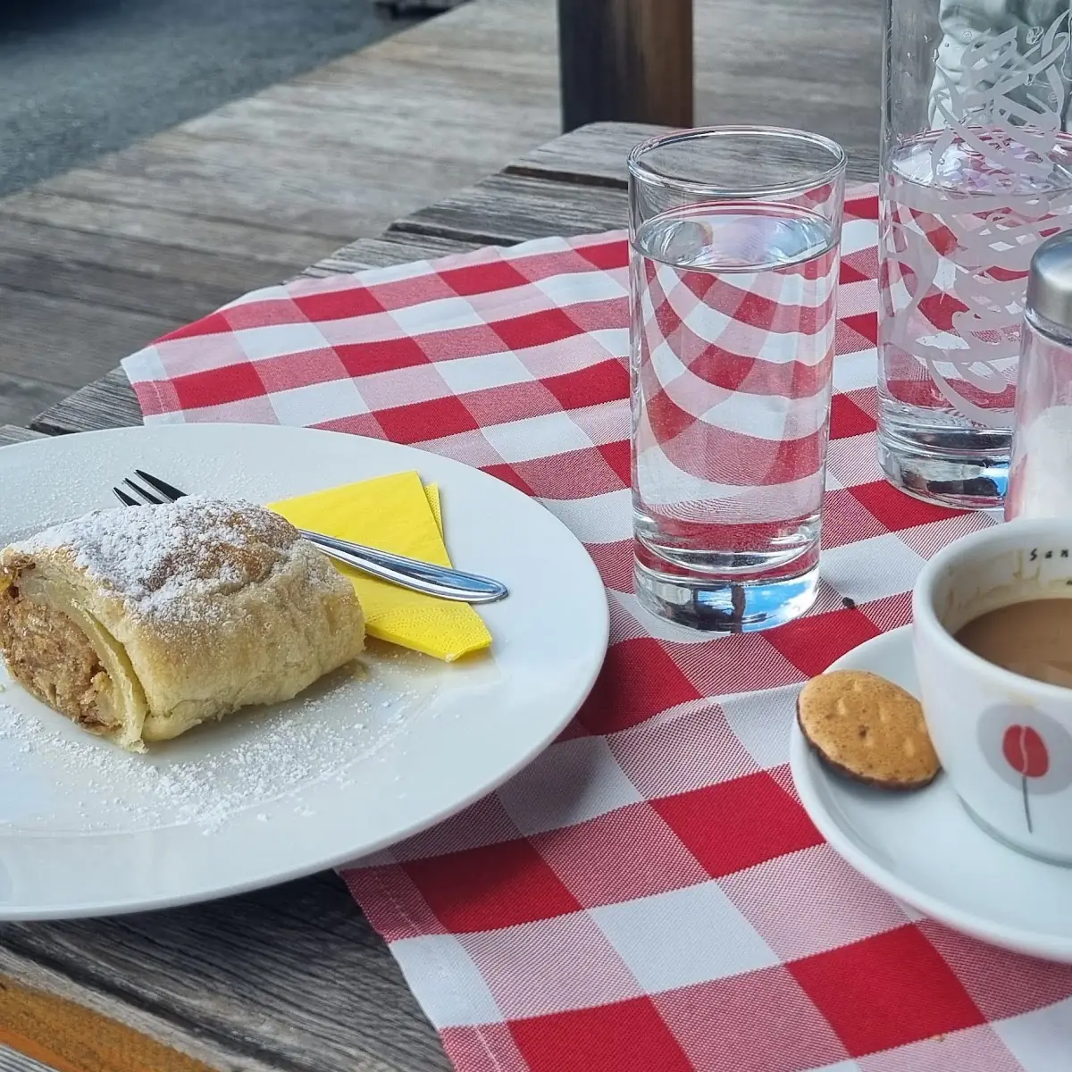 Kaffee Mit Apfelstrudel
