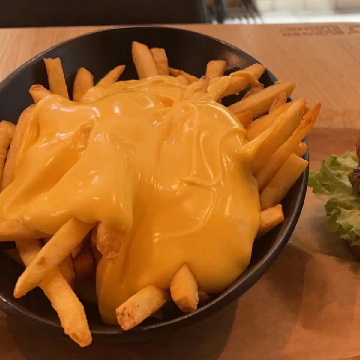 Burger Mit Salat Und Käsige Kartoffel