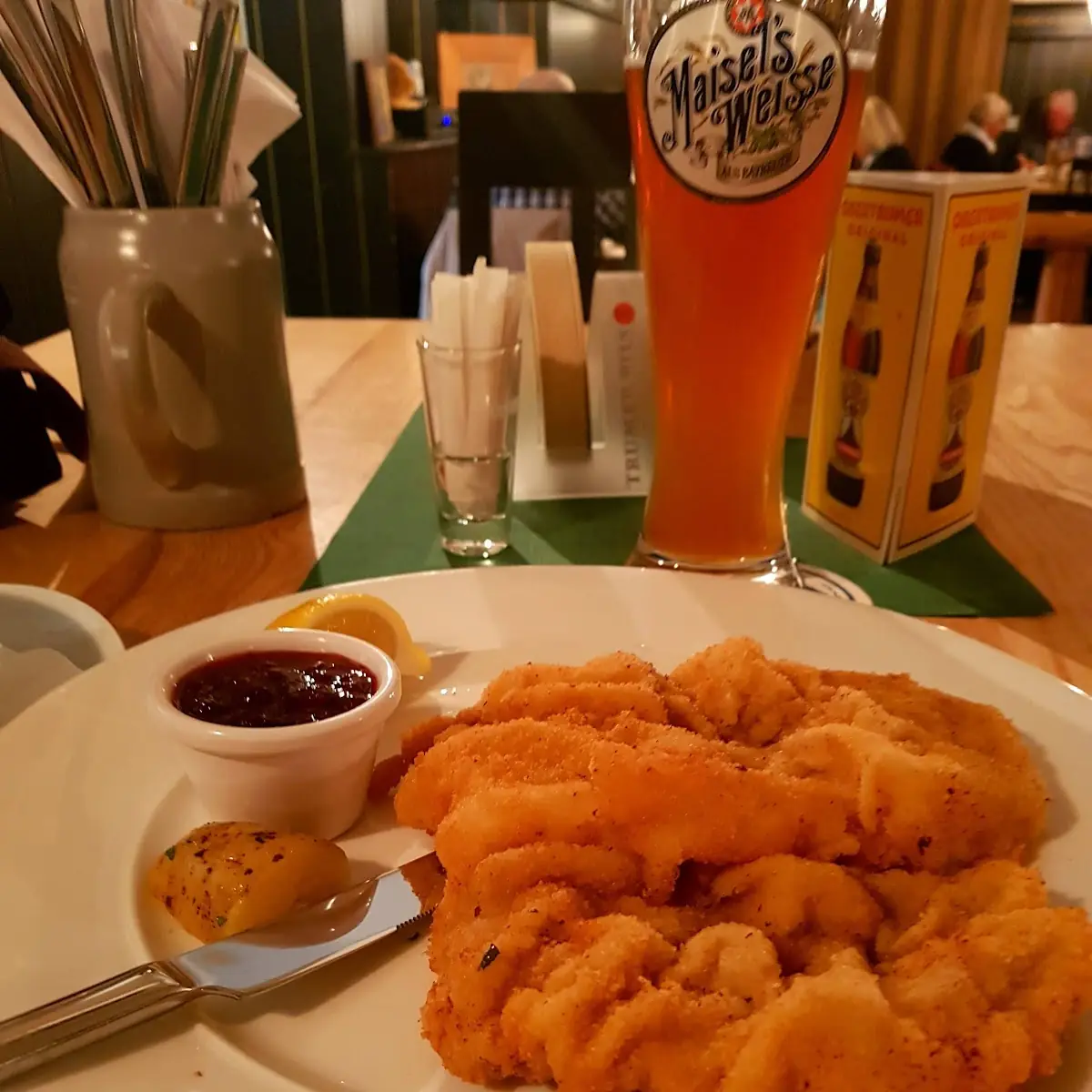 Wiener Schnitzel Preiselbeeren Und Petersilienkaroffeln