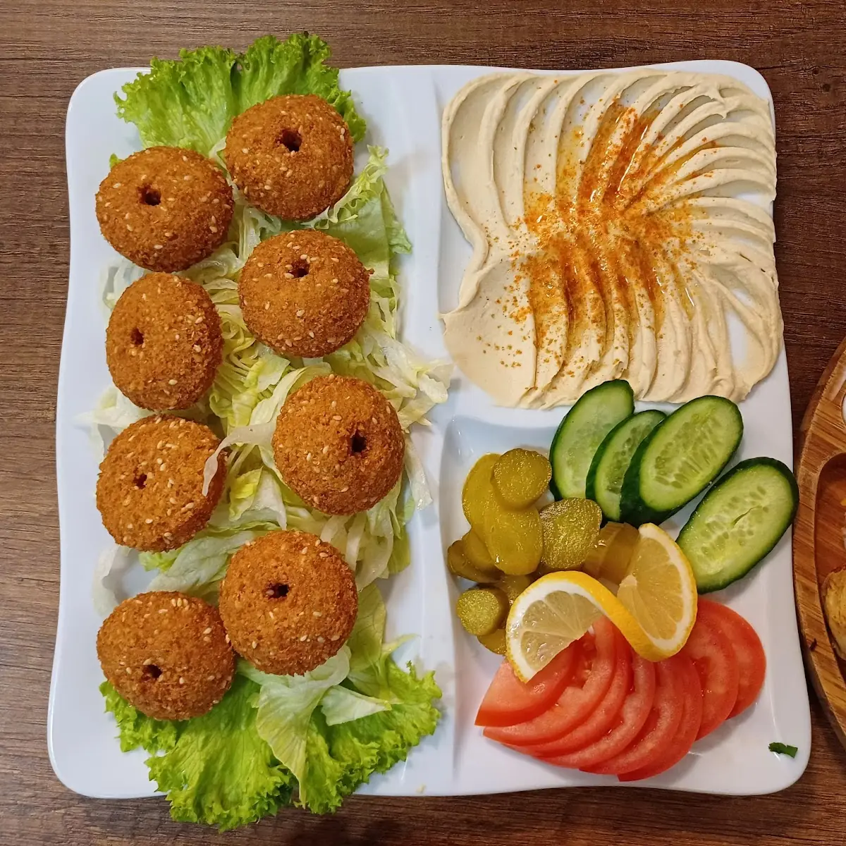Falafel Con Hummus Di Ceci E Verdure