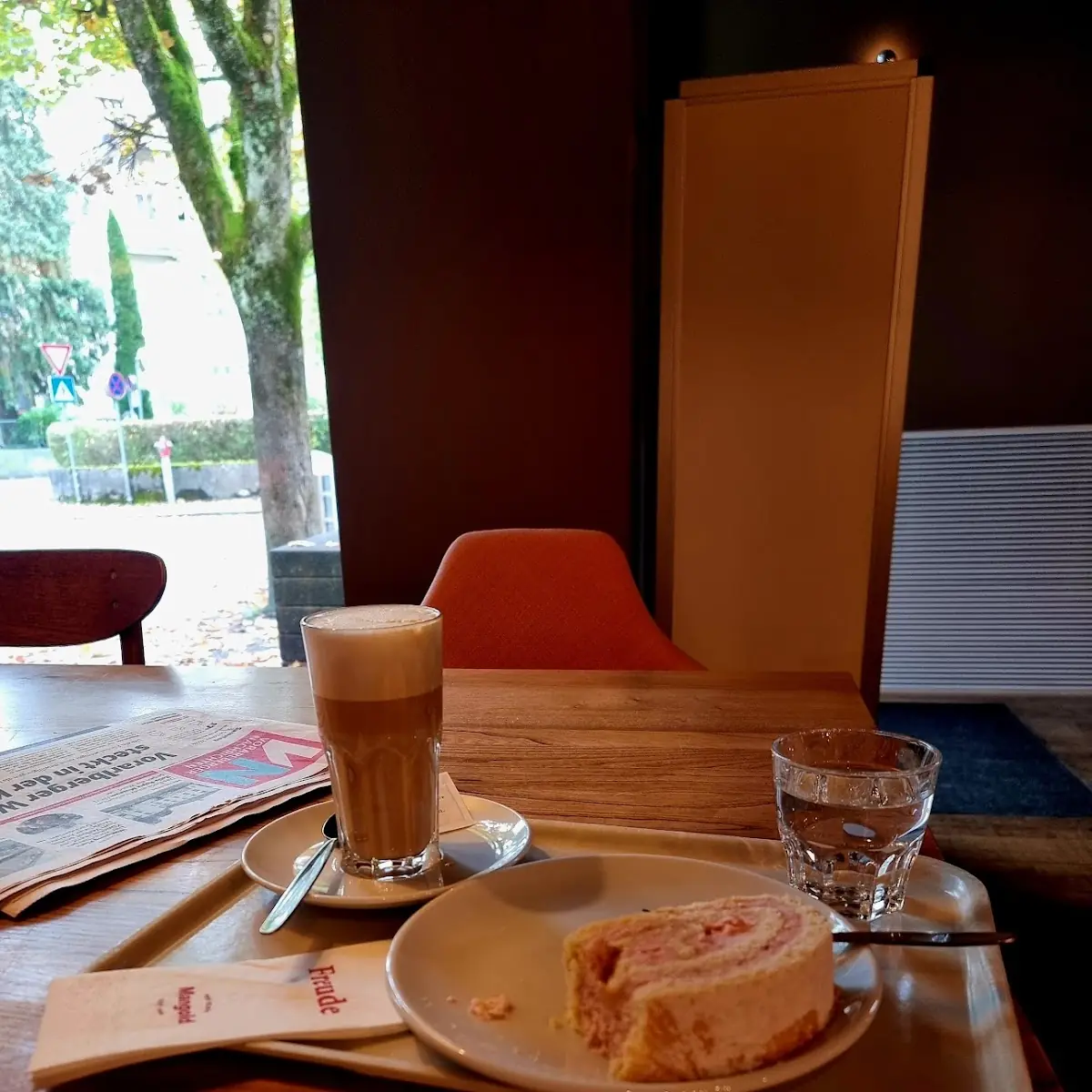 Cappuccino Und Erdbeerroulade