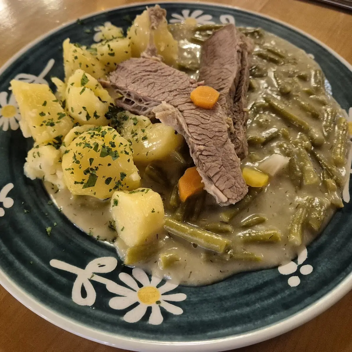 Rindfleisch Mir Fisolen Und Petersilerdäpfel