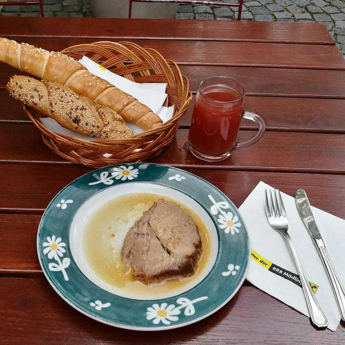 Schweinsbraten Mit Gebäck Und Rotem Sturm