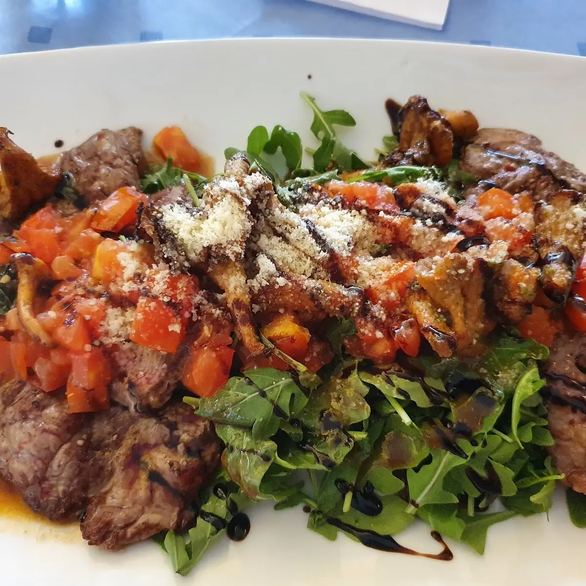Rindersteak Mit Rucola Eierschwammerl Rucola Und Tomate