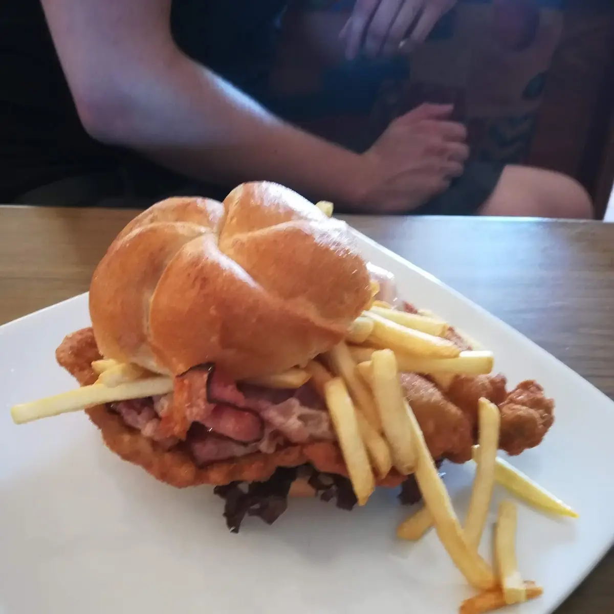 Schnitzel Semmel Mit Speck Und Pommes