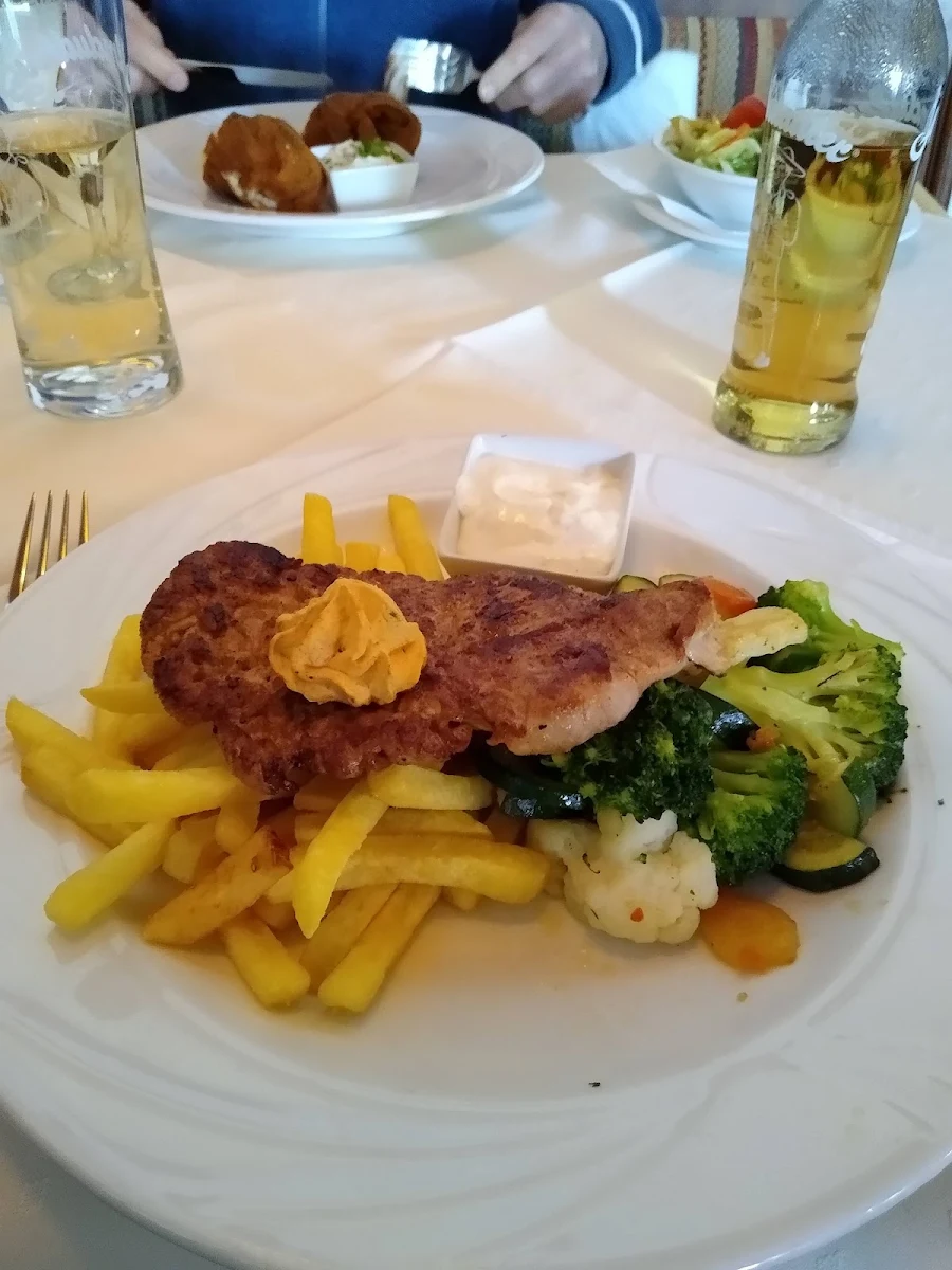 Schweinsrückensteak Dazu Buttergemüse Pommes Frites & Knoblauchbutter