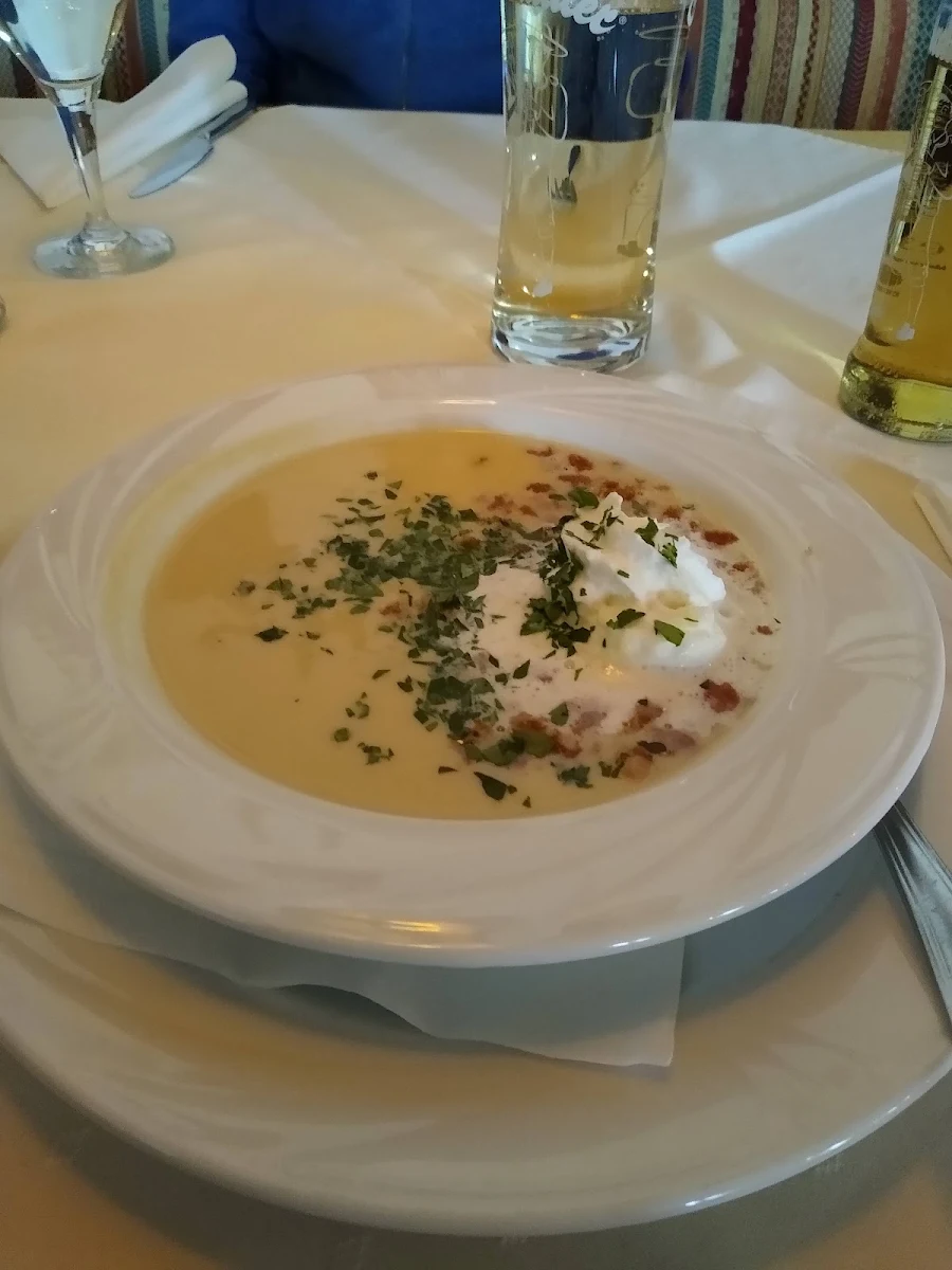Spargelcremesuppe Mit Weißbrotcroutons Und Obersthäubchen