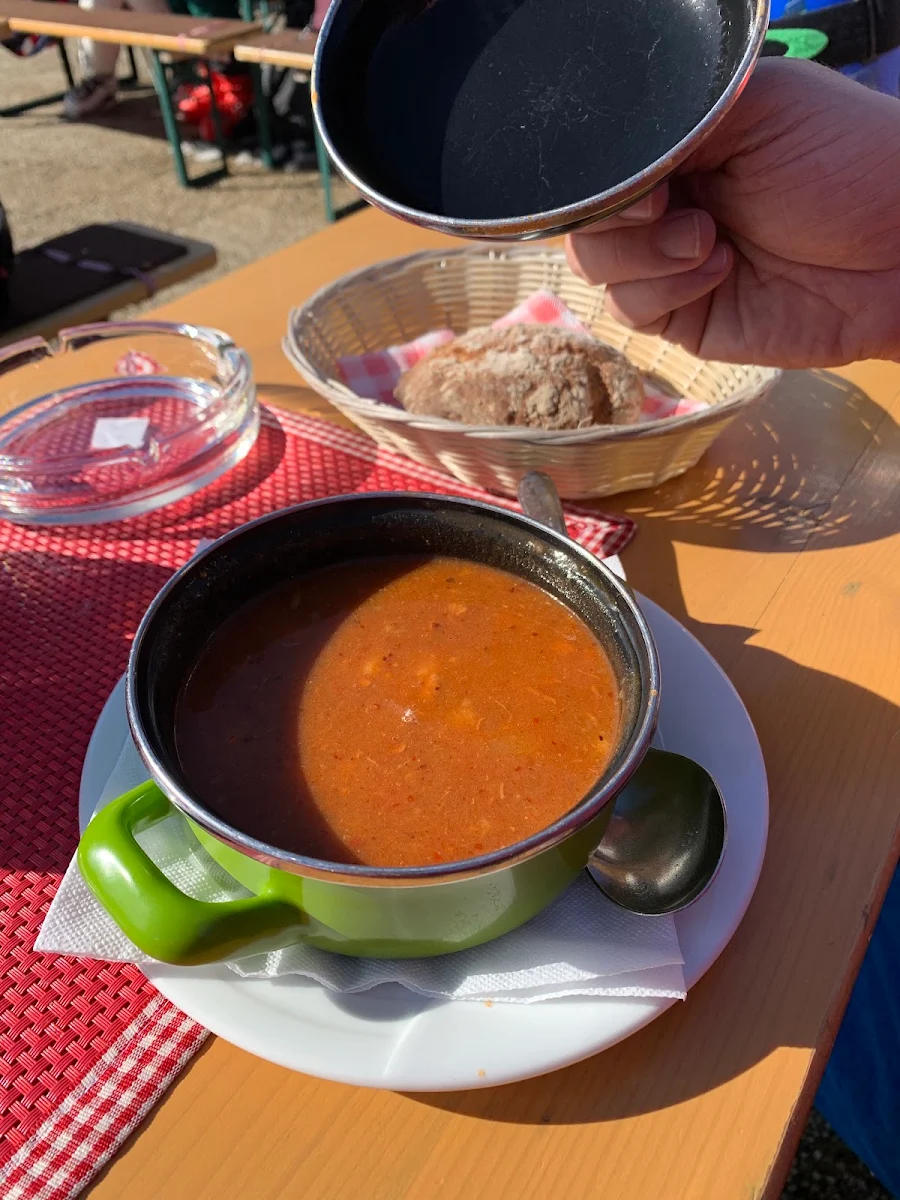 Hausgemachte Gulaschsuppe