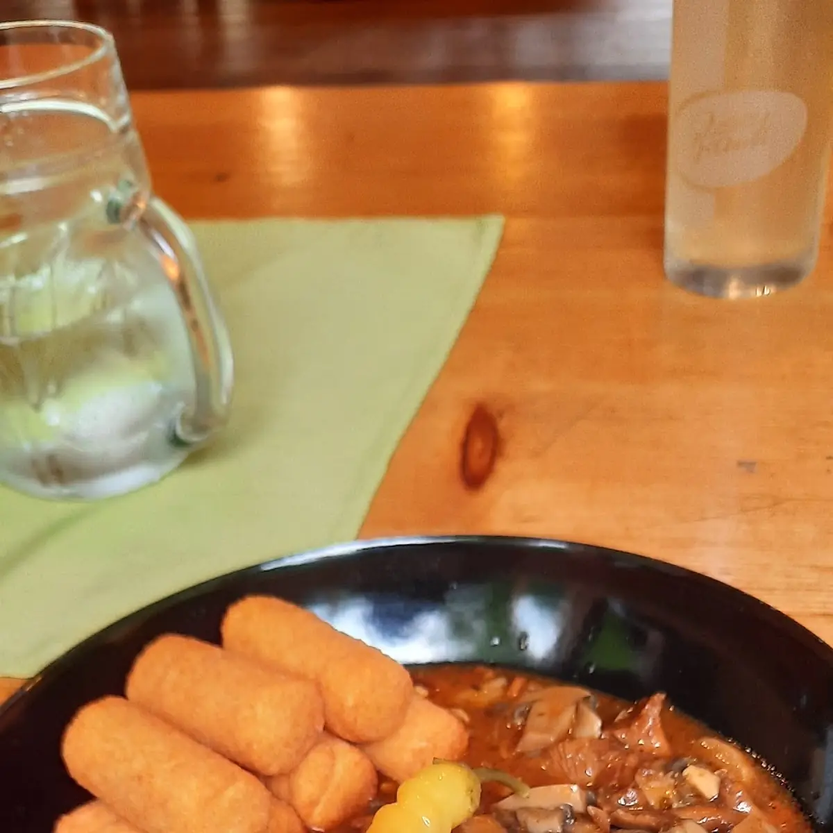 Pfandl Mit Verschiedenen Pfifferlingen Zwei Koteletts Und Kroketten, Zur Fischerhütte bei der Klause