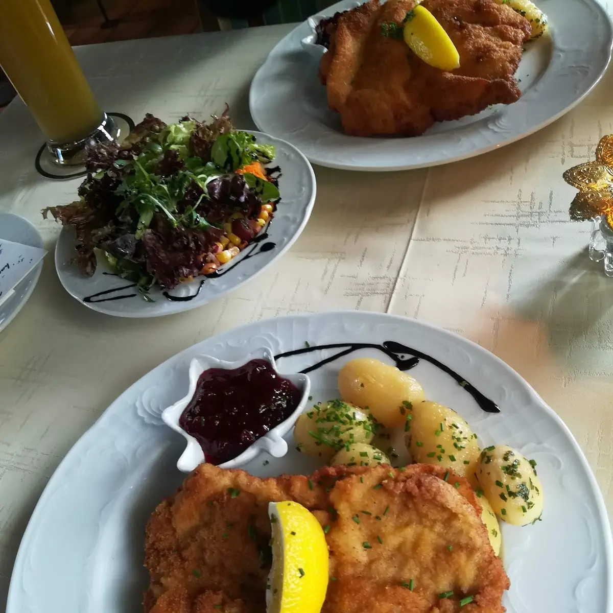 Wiener Schnitzel Mit Petersilienkartoffel Und Preiselbeeren