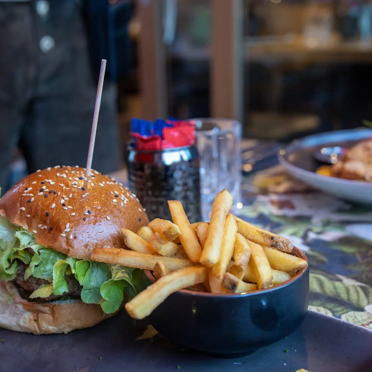 Cheeseburger Mit Pommes