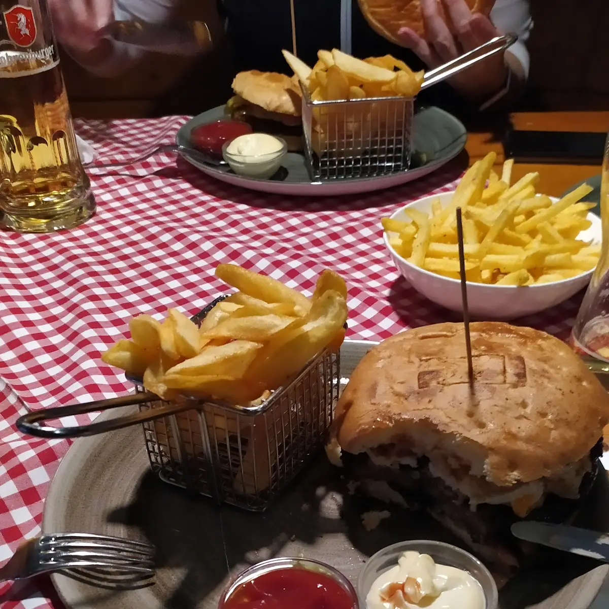Burger Mit Löffelpommes