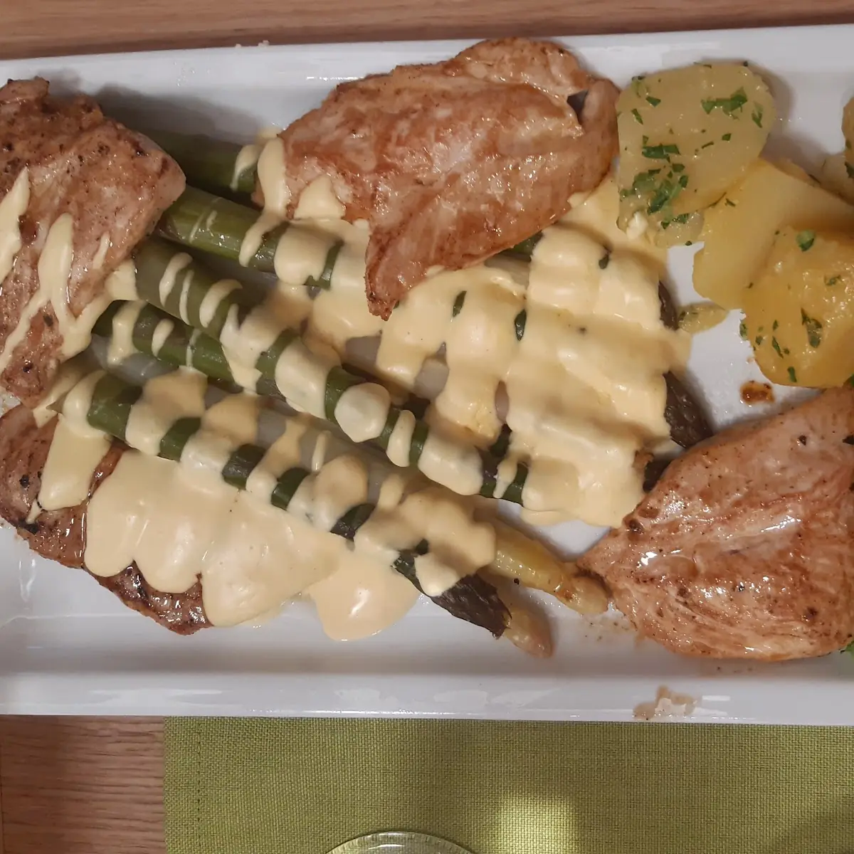 Maishuhn Mit Spargel
