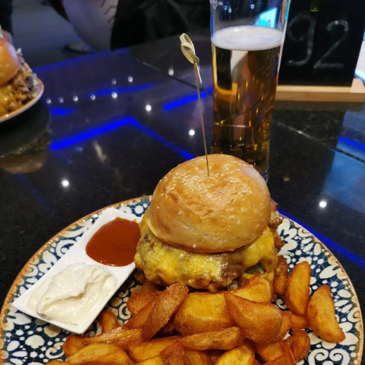 Chili-cheeseburger