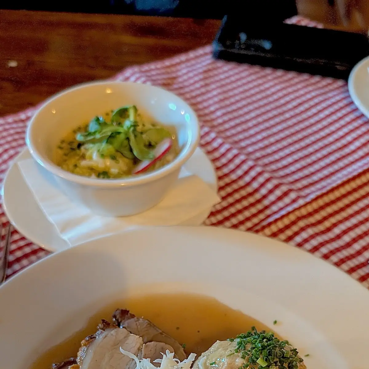 Schweinsbraten Mit Semmelknödel Und Salat