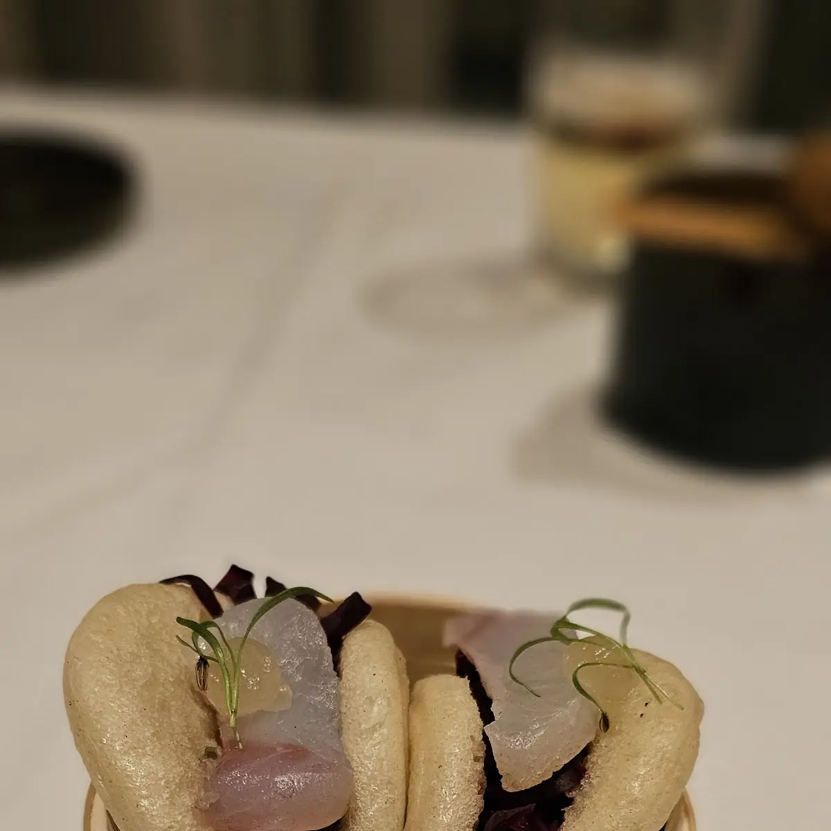 Bao Bun Mit Geräuchterem Welz Und Rotkohl Kimchi