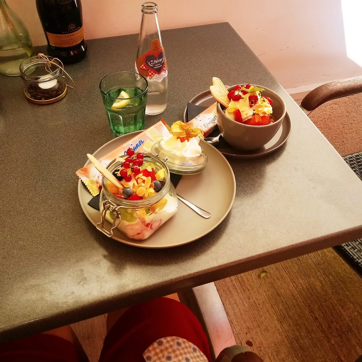 Joghurteis Mit Verschiedenen Früchten Erdbeerenheferl