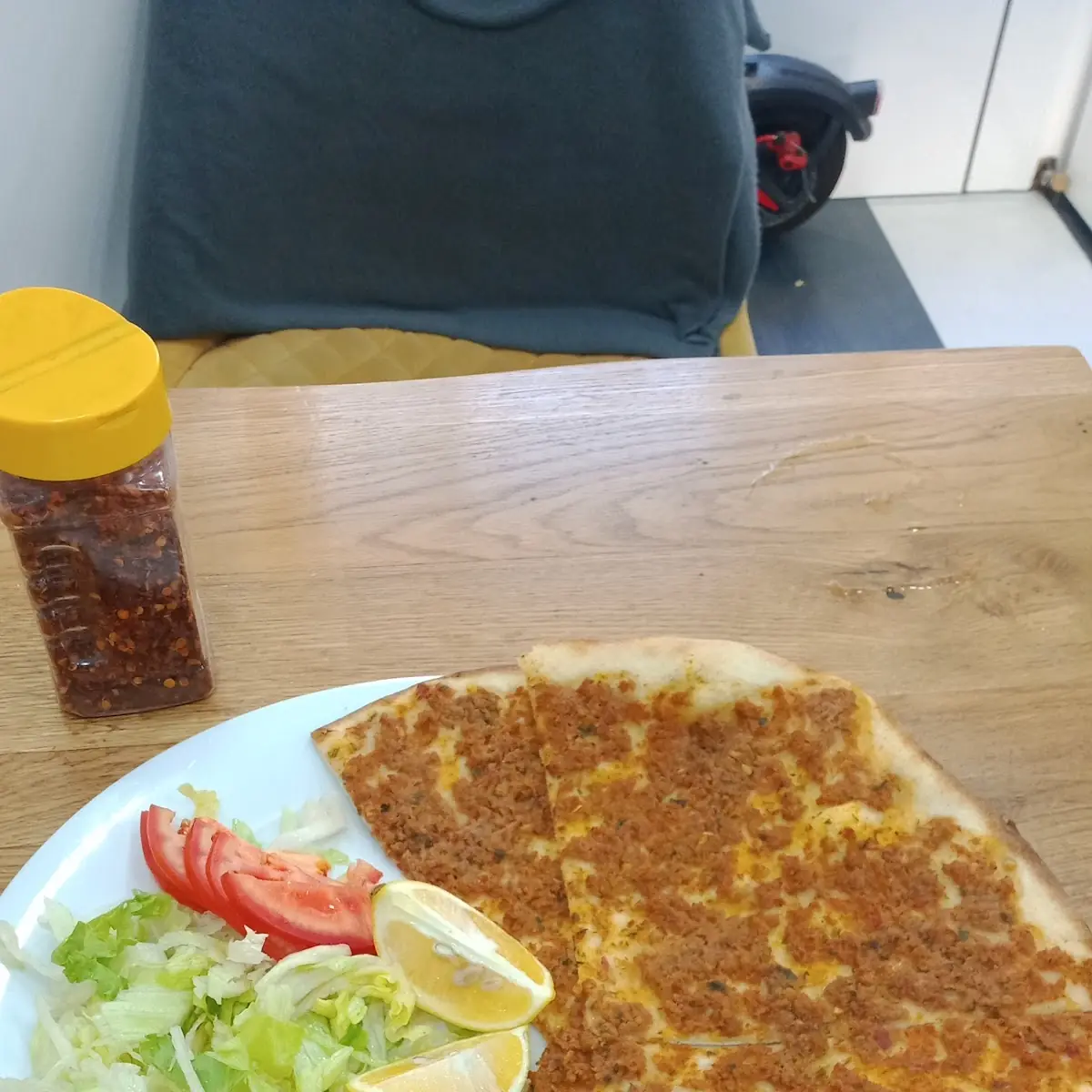 Lahmacun Mit Salat
