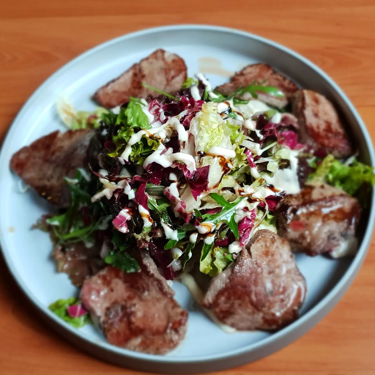Bunter Blattsalat Mut Rinderfiletstreifen