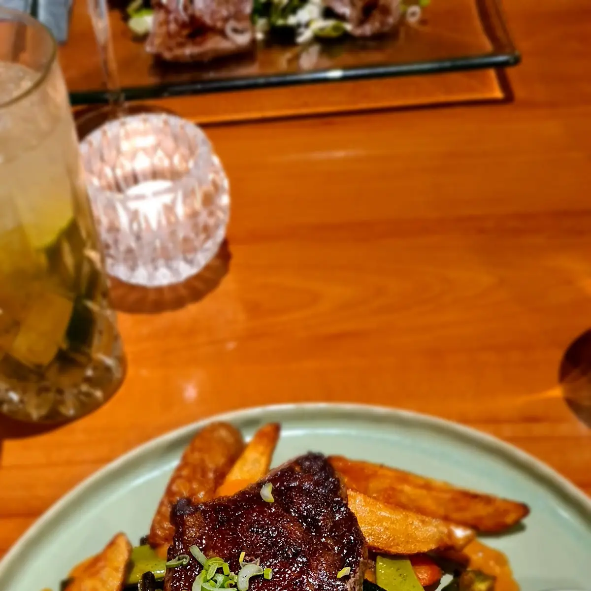 Entrecote Vom Black Angus Nebraska 300 G Mit Kartoffelspalten Und Steakgemüse