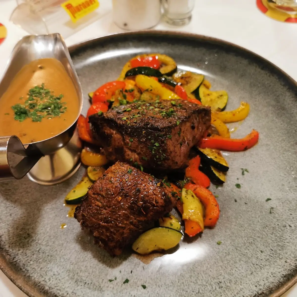 Rinderfiletsteak Mit Pfeffersauce Und Gemüse