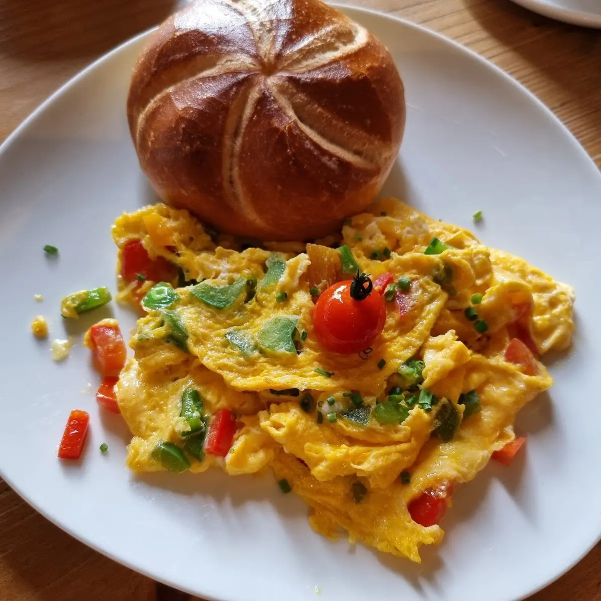 Frühstück Rührei Mit Paprika Tomaten Käse Und Semmel 8 90