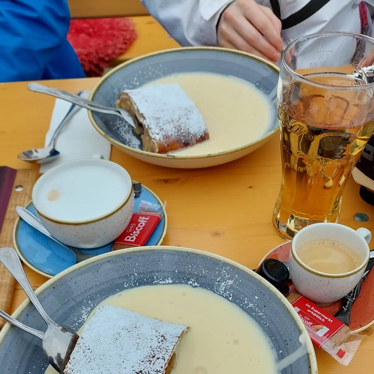 Apfelstrudel Mit Vanilla Sauce