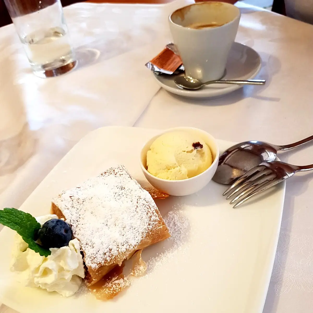 Apfelstrudel Mit Rum-rosinen-eis