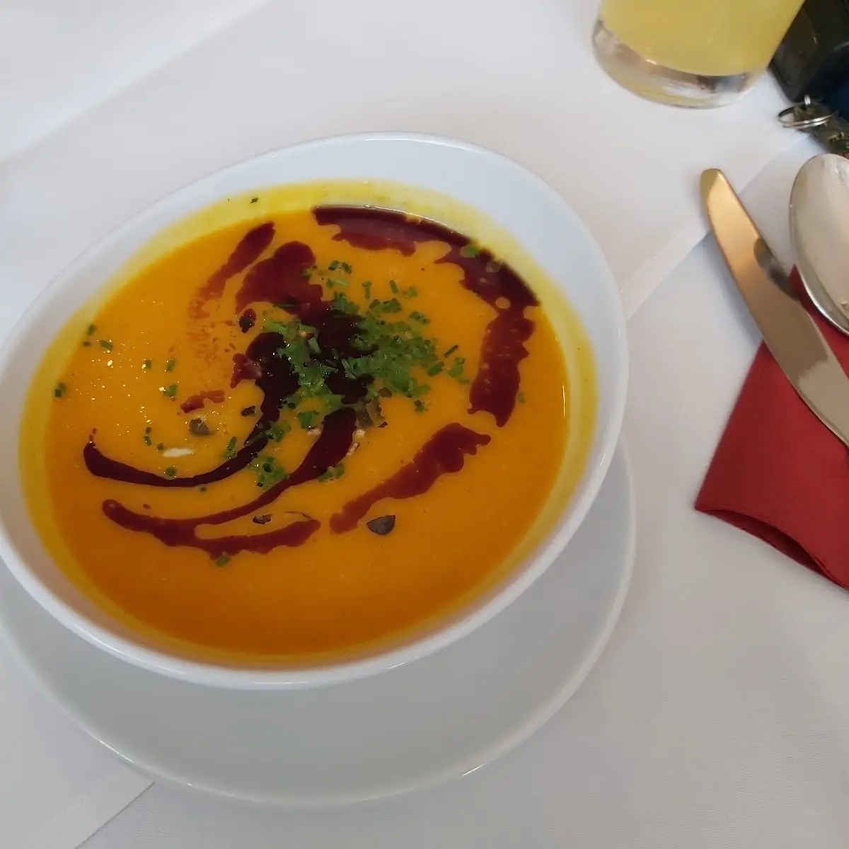 Kürbiscreme Suppe Mit Kürbiskernöl Und Gerösteten Kürbiskernen