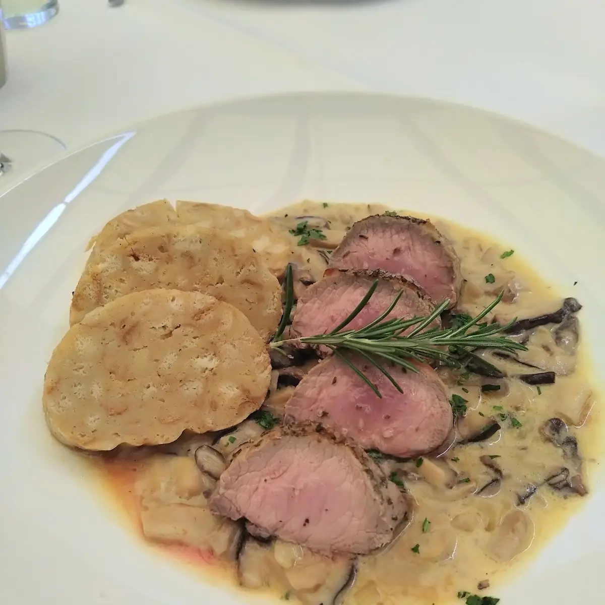 Rosa Hirschrücken Mit Pilzen