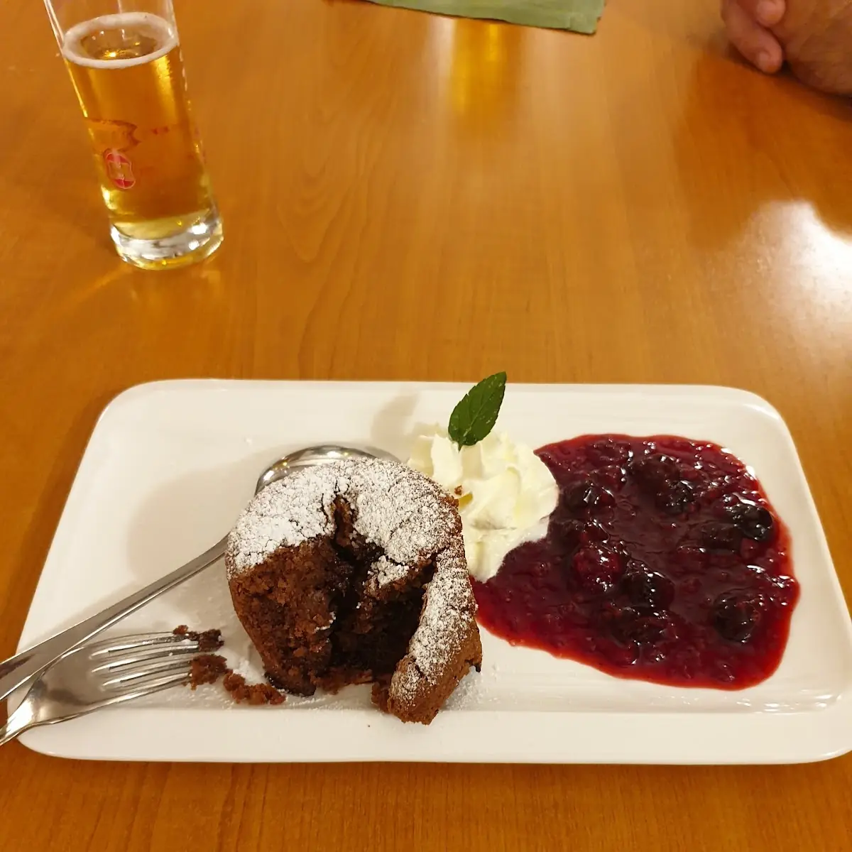 Schokoladenkuchen Mit Schmelzkern Und Vanilleeis