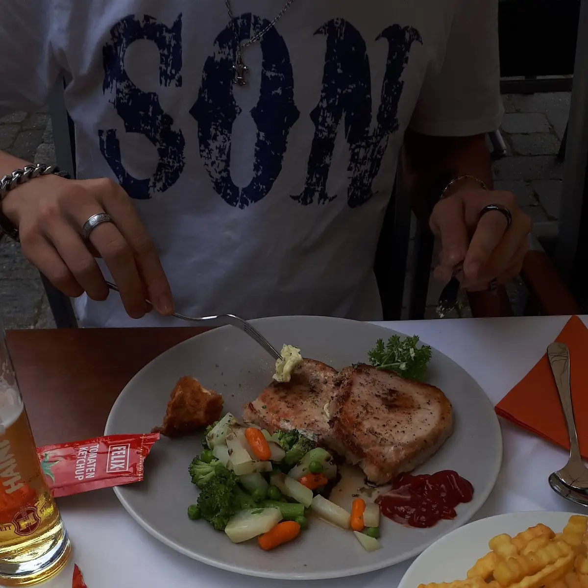 Schweinsrückensteak Mit Gemüse U Pommes Und Geb Hühnerbrust Mit Kartoffelsalat