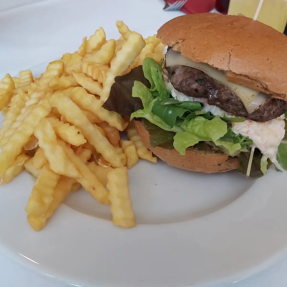 Wildburger Mit Bergkäse Und Pommes