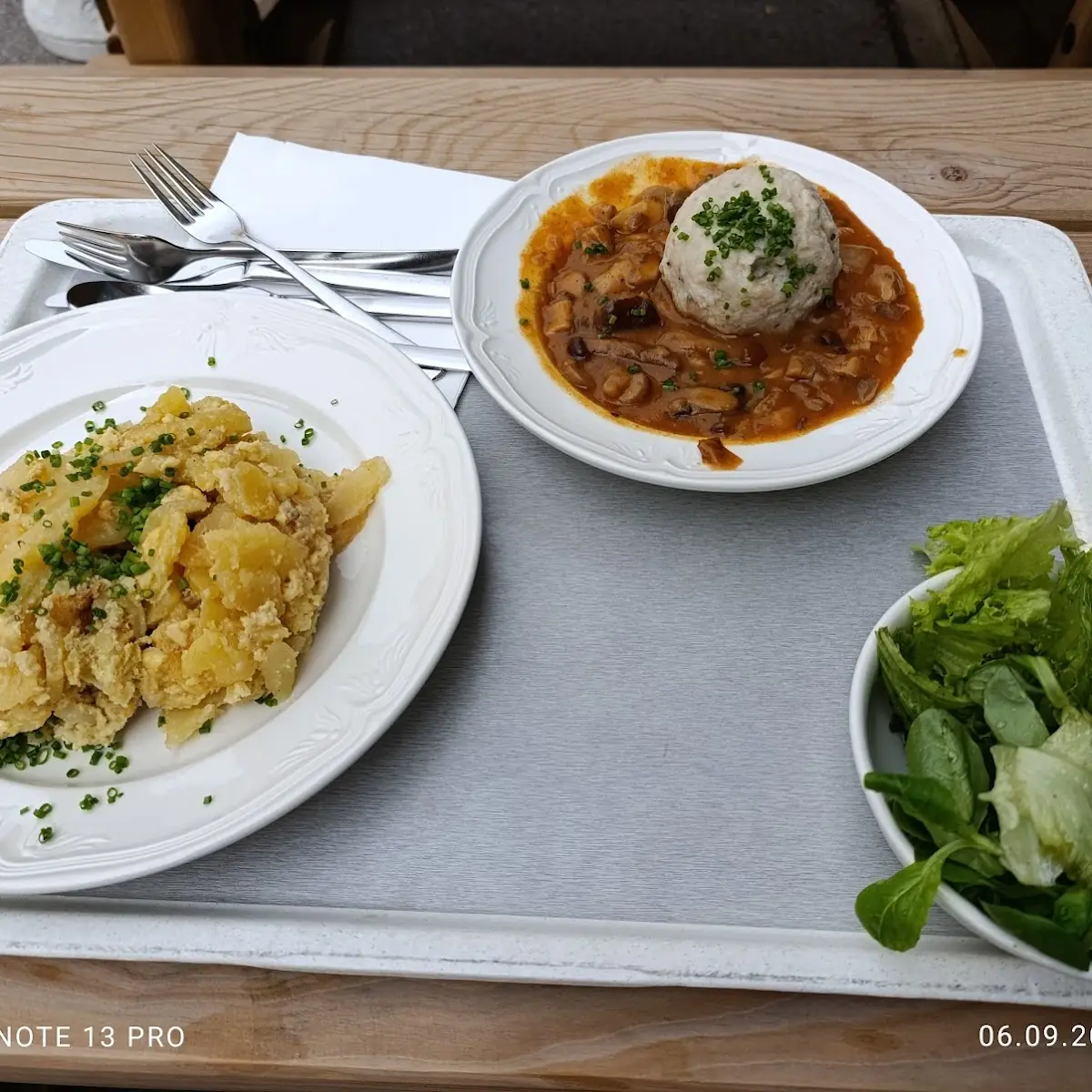 Schwammerlgulasch Und Nicht Geröstete Knödel Mit Ei