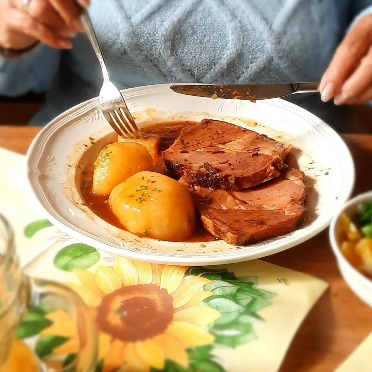 Surbraten Mit Knödel Und Salat