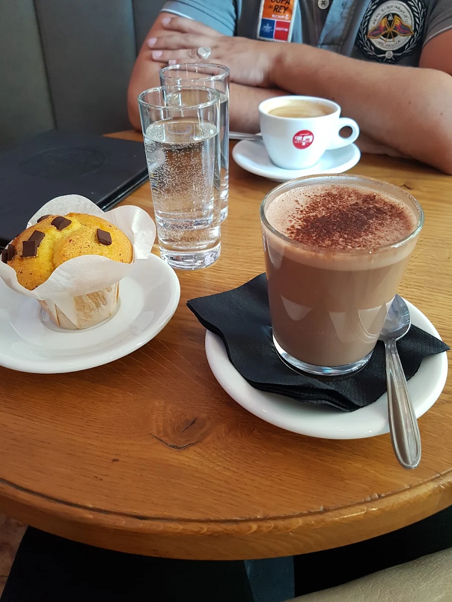 Hot Chocolate Chocolate Muffin And A Kaffee Verlangerter