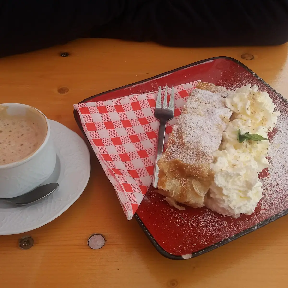 Apfelstrudel Mit Sahne