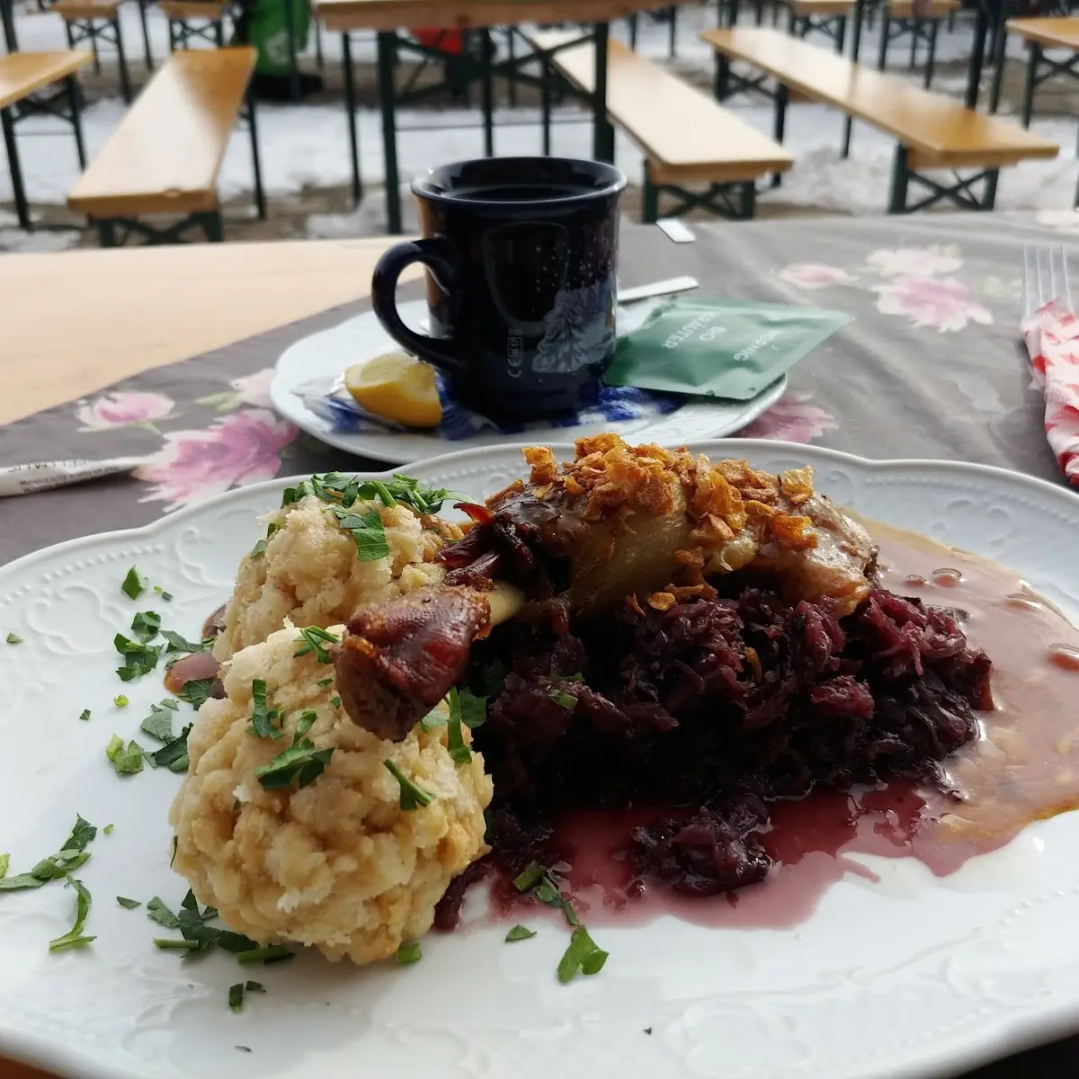 Gebratene Bauernente Mit Semmelknödel Und Blaukraut