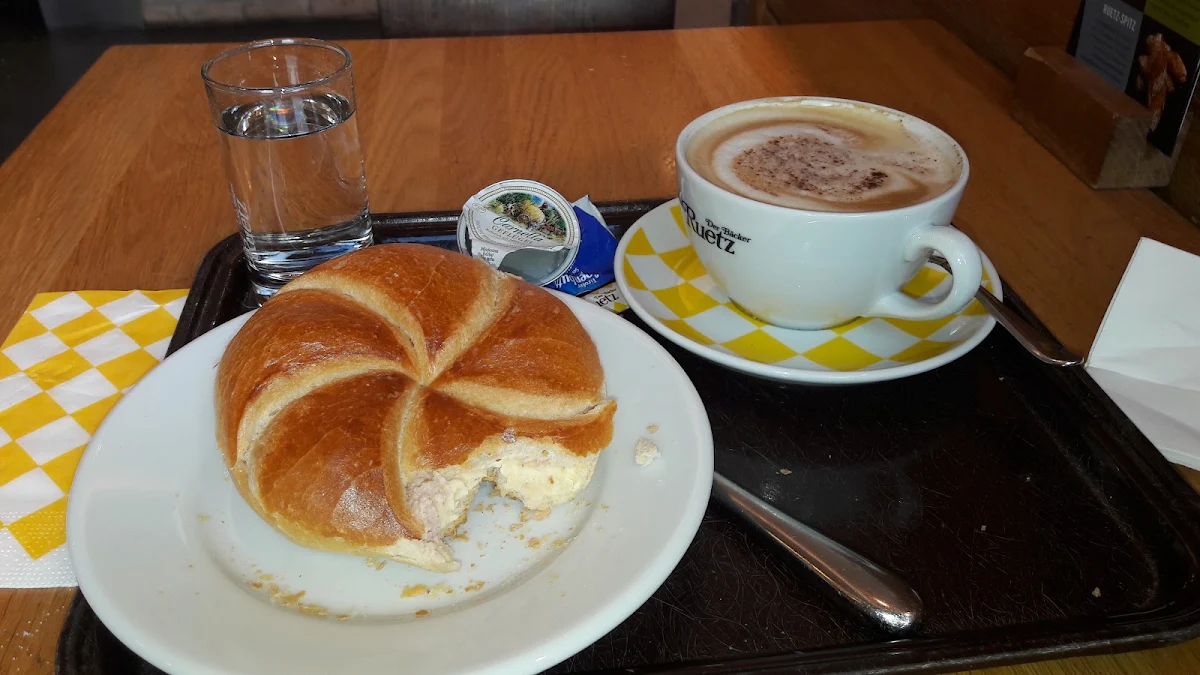 Normale Buttersemmel Mit Geflügelstreichwurst Und Kaffee