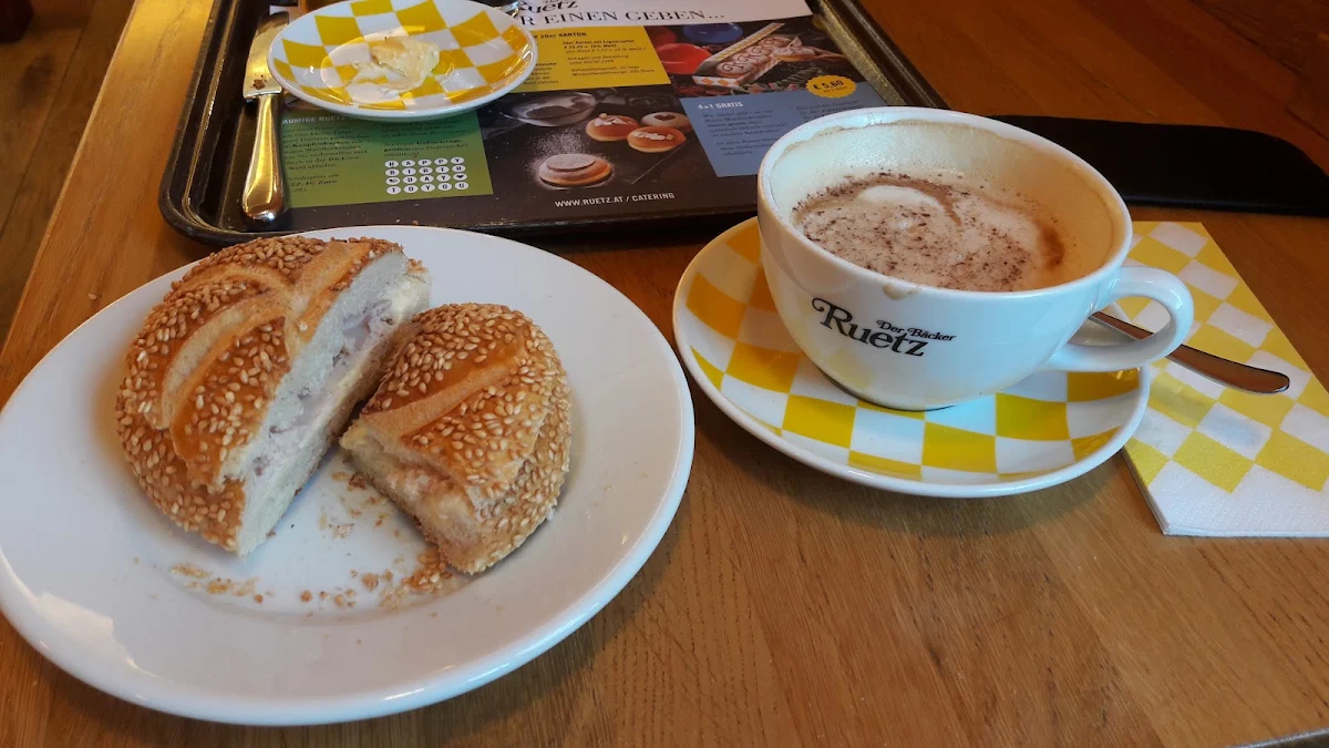Sesamsemmel Mit Butter Und Geflügelstreichwurst Und Capo