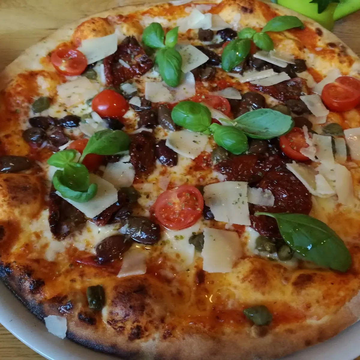 Pizza Mediterrane Mit Sardellen Kapern Und Oliven