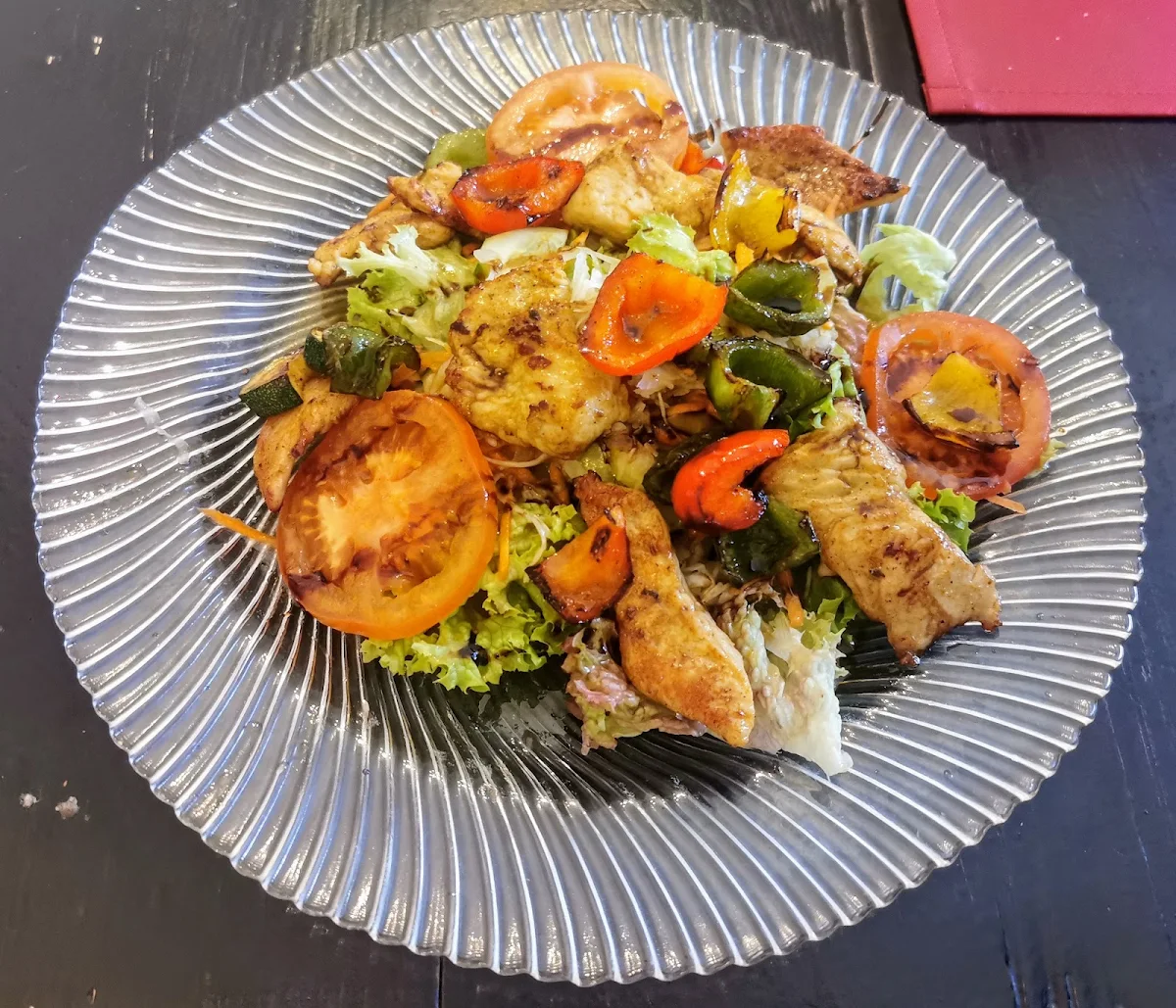 Gebratene Putrnstreifen Auf Blattsalat Mit Balsamicodressing