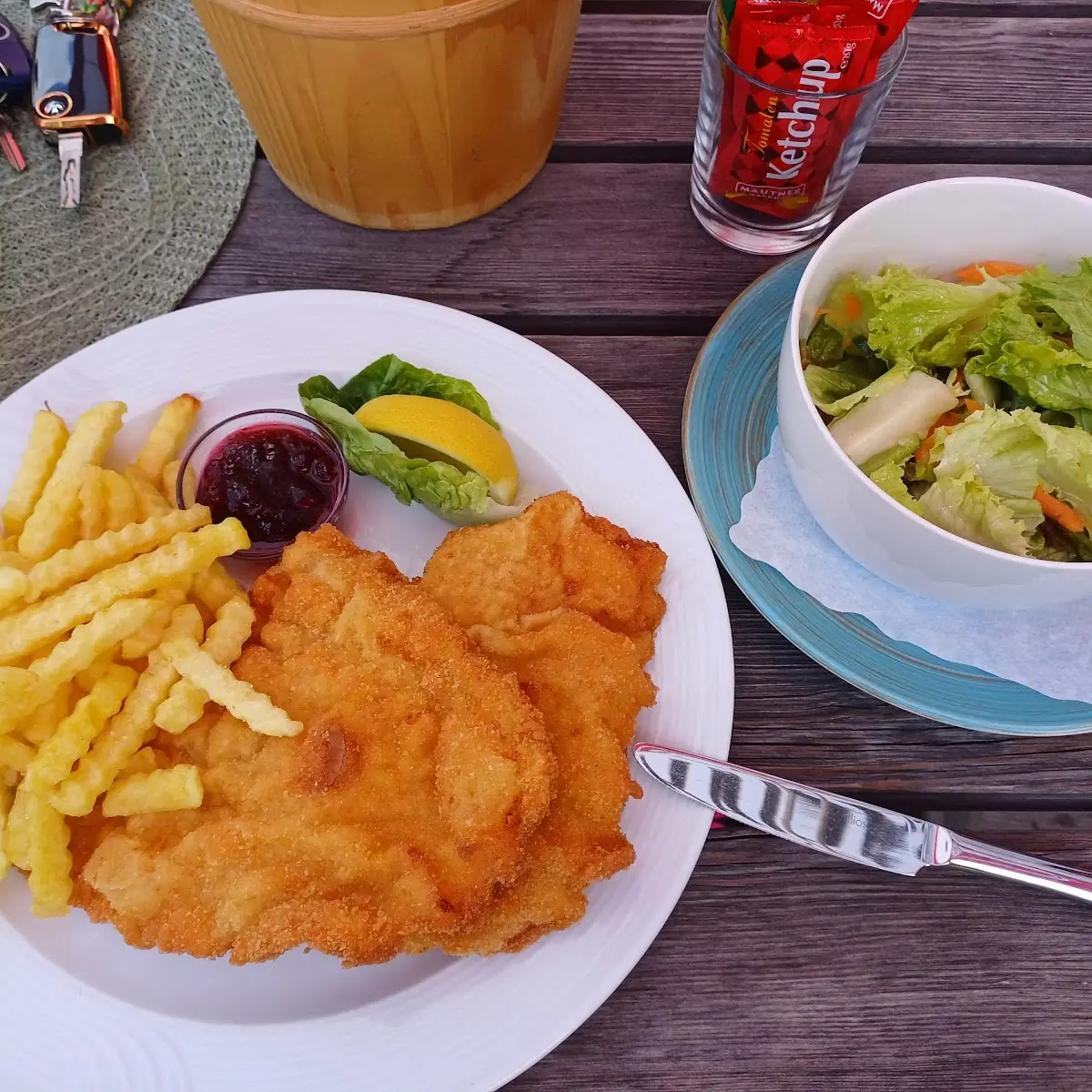Schnitzel Mit Pommes Und Salat