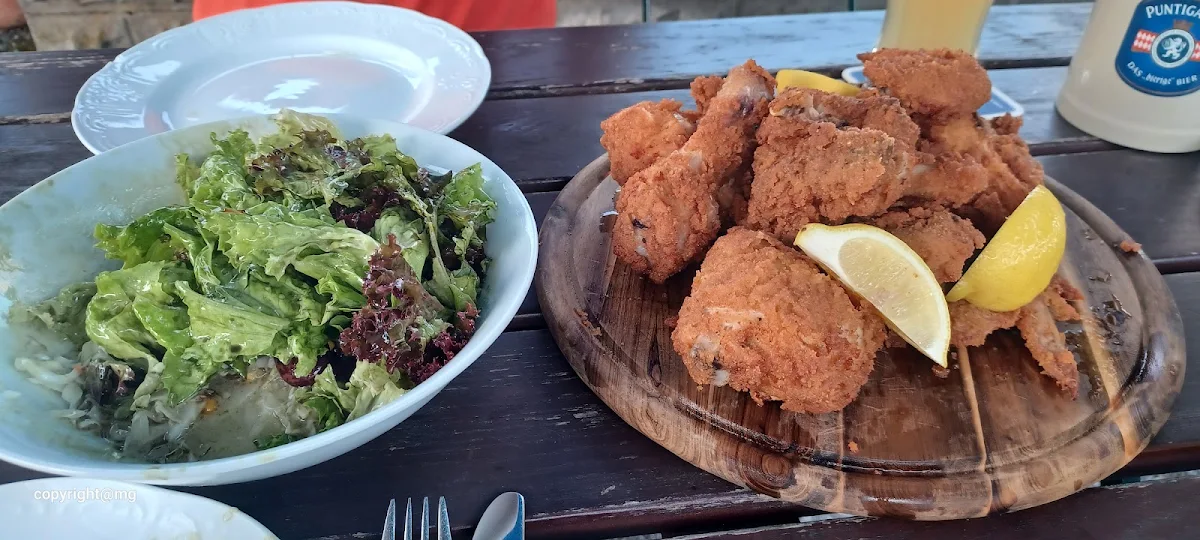 Ganzes Backhendl Mit Großem Gemischten Salat