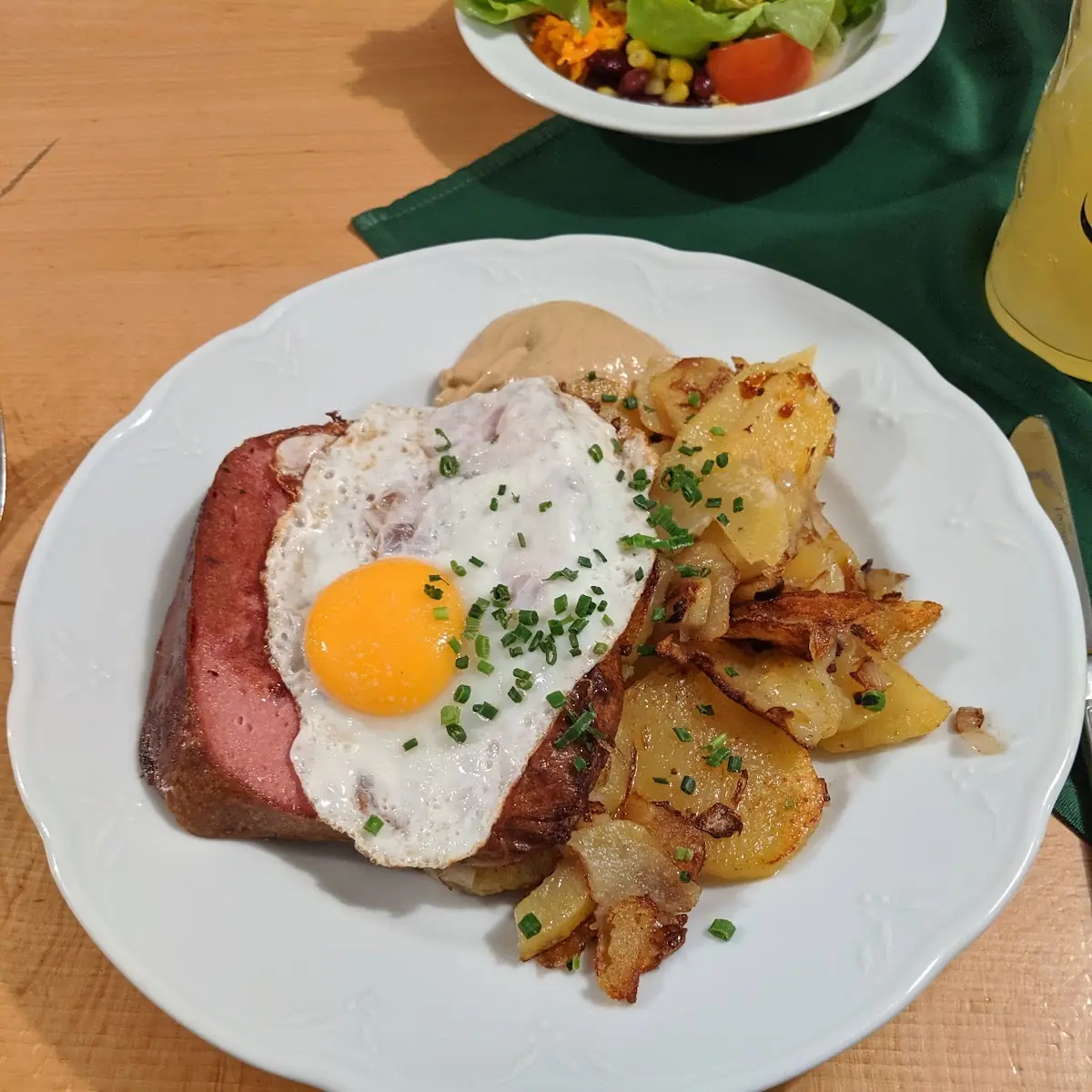 Leberkas Mit Spiegelei Und Bratkartoffeln