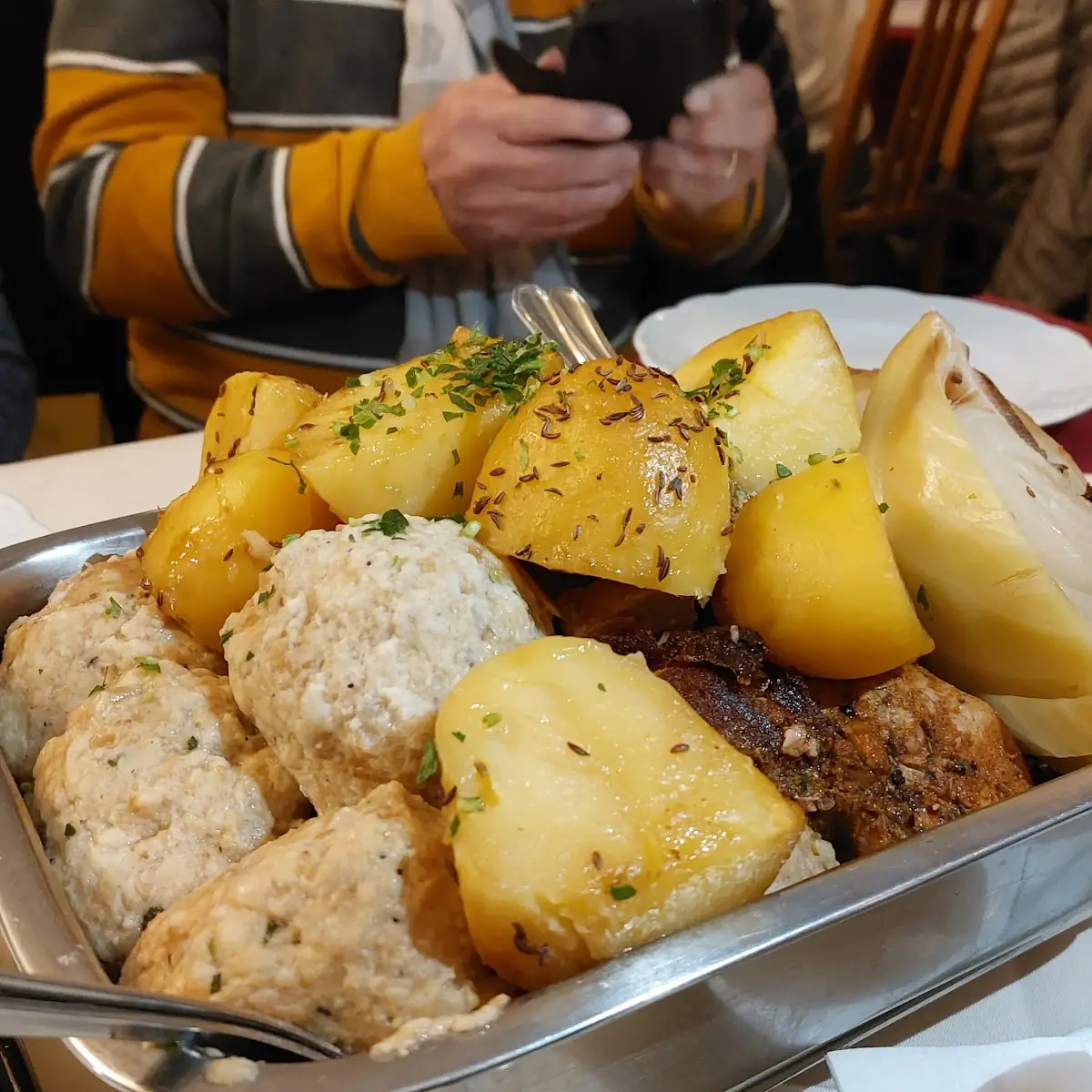 Schweinsbraten Und Surbraten Im Reindl